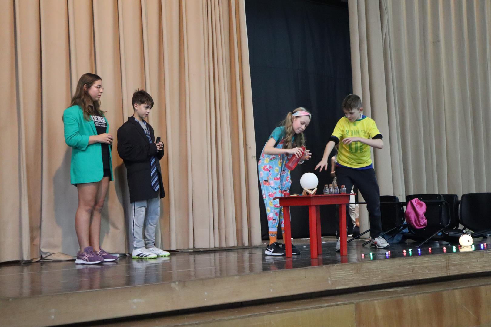 Storytelling em inglês: alunos do Year 6 da Unidade Oswaldo Cruz criam e encenam histórias