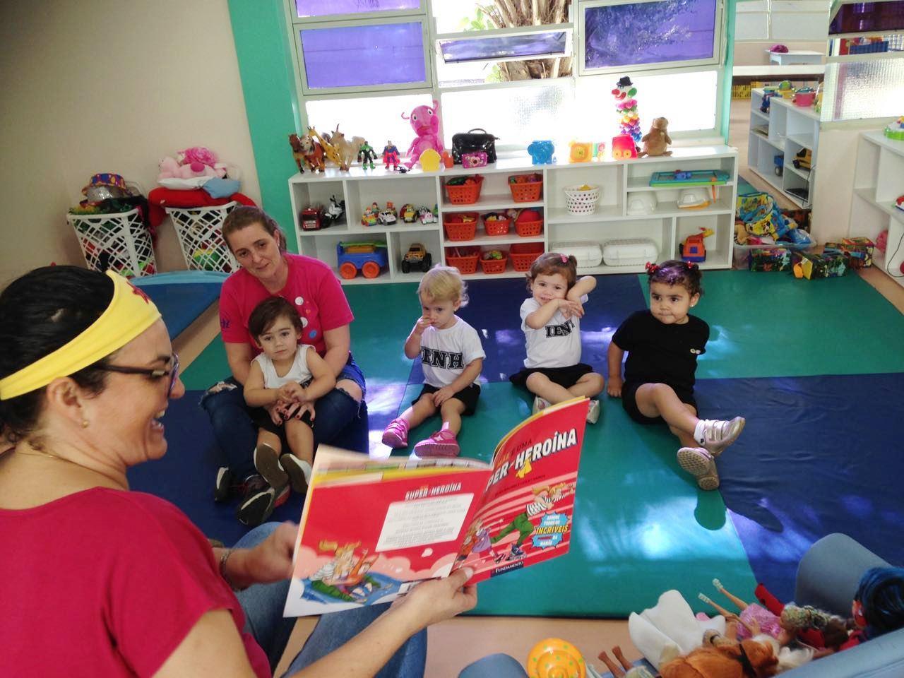 Super-heróis no projeto de contação de histórias na Educação Infantil