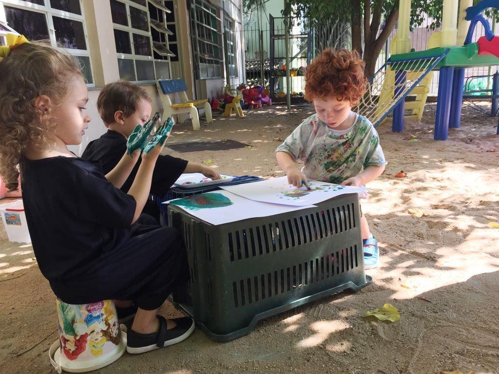 Tarde colorida com exploração de tinta ao ar livre para os Níveis 2 da Educação Infantil