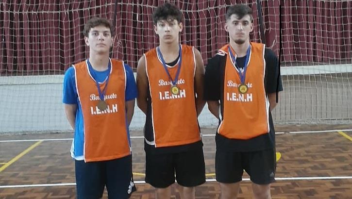 Torneio de Trios de Basquete agita o ginásio da IENH e define campeões do semestre