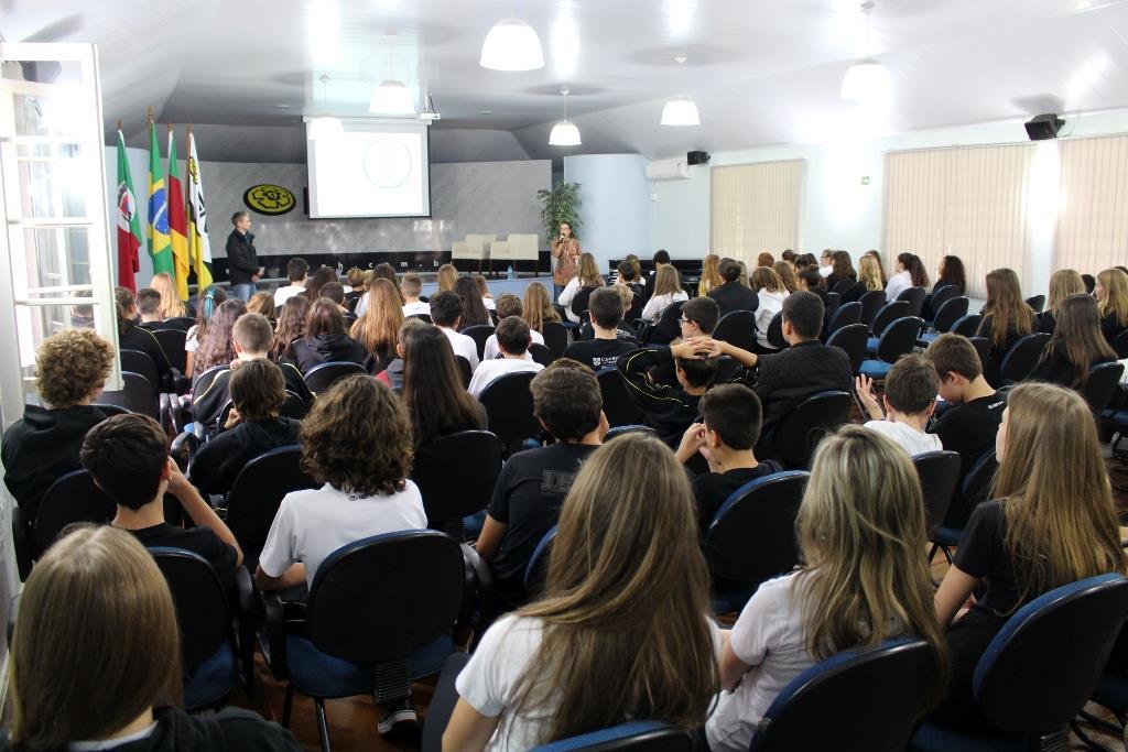 Trabalho voluntário na África é tema de palestra para alunos da Fundação Evangélica