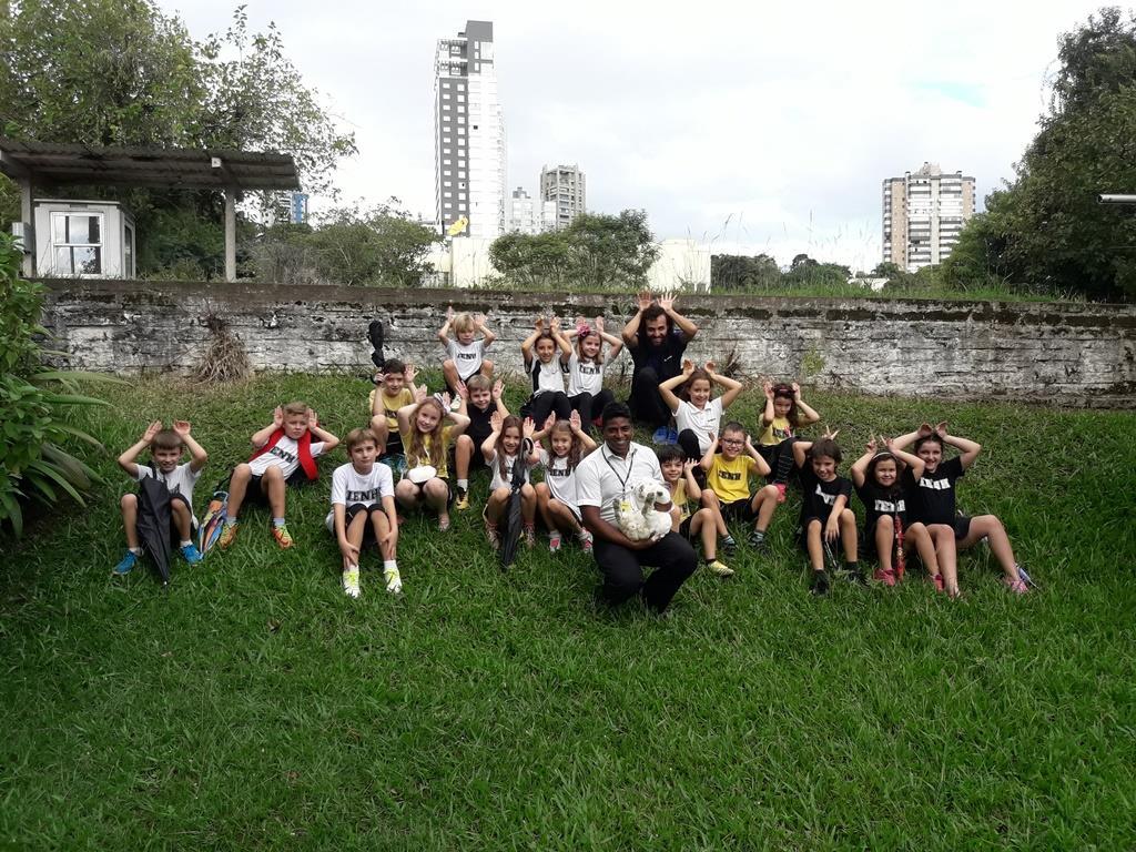 Turma aprende sobre hábitos do coelho em saída de estudo