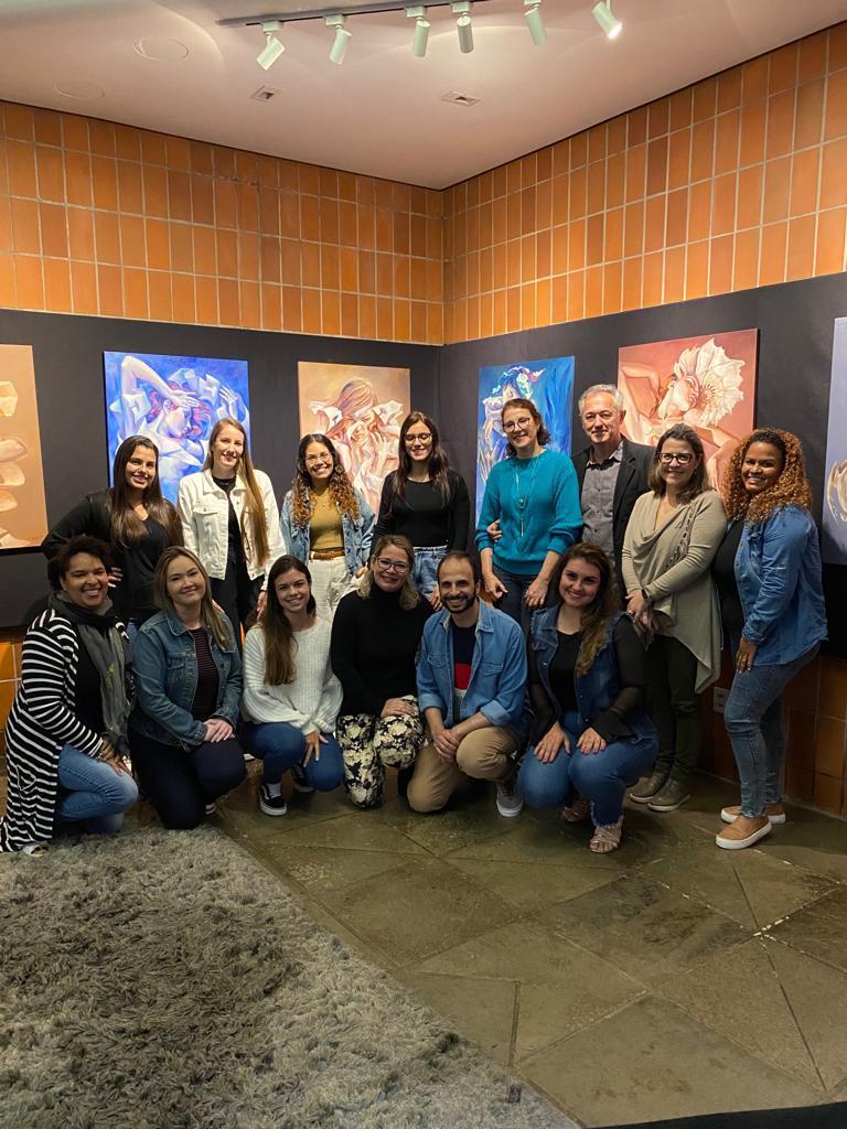 Turma de curso de especialização da Faculdade IENH visita exposição