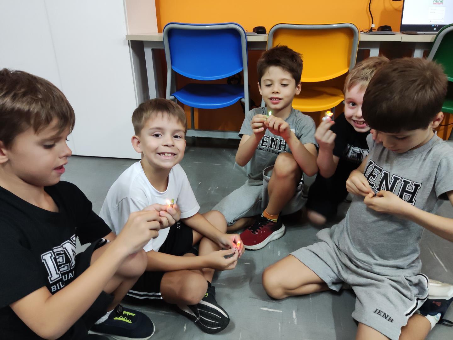 Turmas de Year 2 da Unidade Pindorama exploram os circuitos elétricos em aula de Programming  