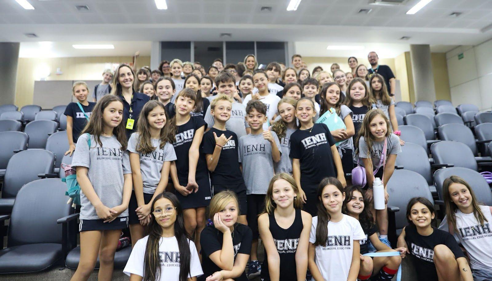 Turmas de Year 5 da Unidade Oswaldo Cruz visitam Câmara Municipal e Biblioteca Pública