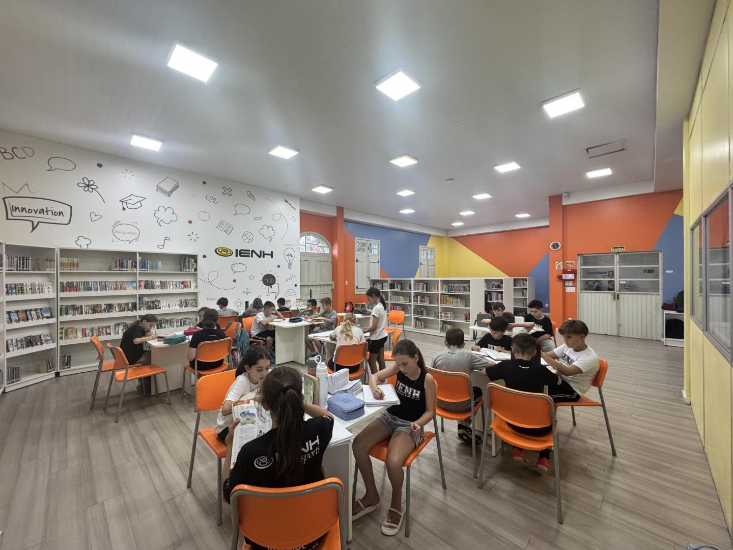 Turmas de Year 5 da Unidade Pindorama exploram a criatividade na biblioteca 