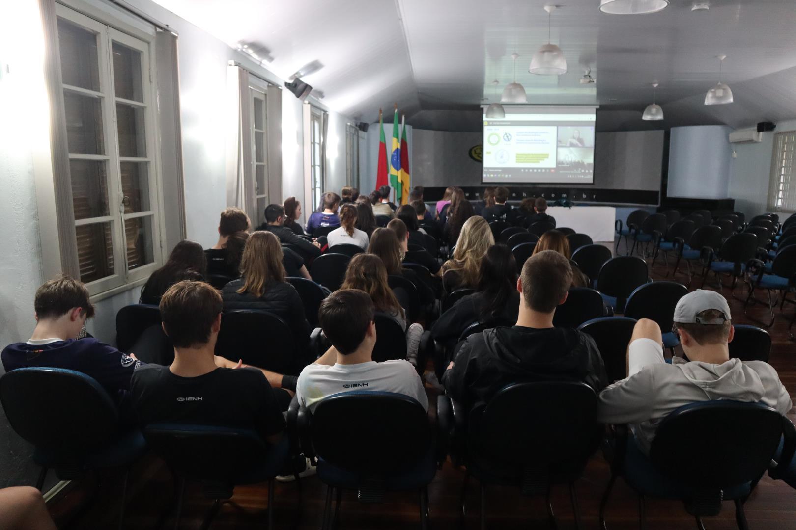 Turmas do Ensino Médio participam de palestra sobre aves