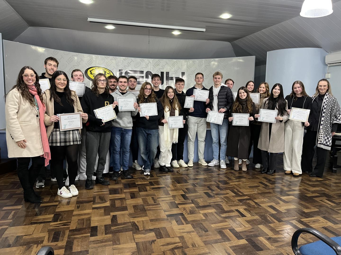 Unidade Fundação Evangélica celebra conquistas acadêmicas internacionais de alunos e ex-alunos