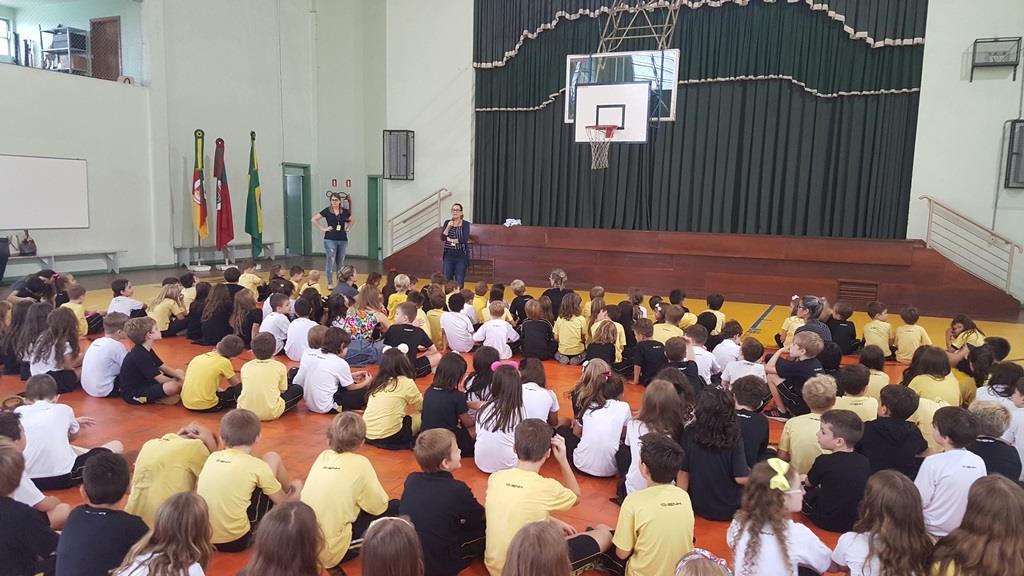 Unidade Pindorama entrega doações da Festa de Ação de Graças e tampinhas para a AMO Criança