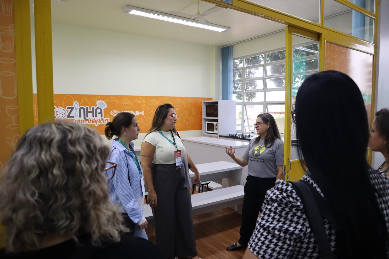 Visitação guiada apresenta a IENH e o Currículo Internacional Bilíngue