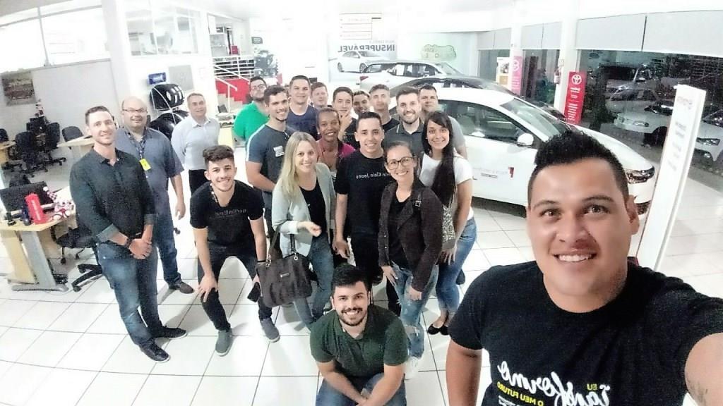 Visita técnica na Carhouse Toyota propicia aprendizado na prática para alunos de Logística