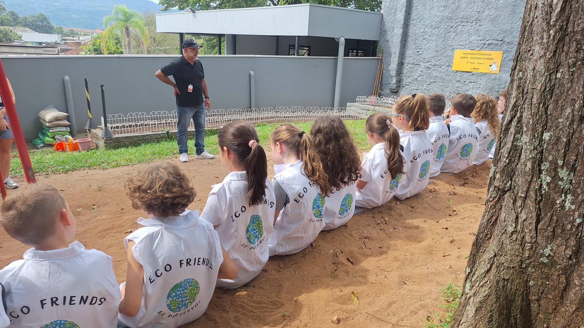 Vivência na horta escolar promove aprendizado prático na Unidade Pindorama
