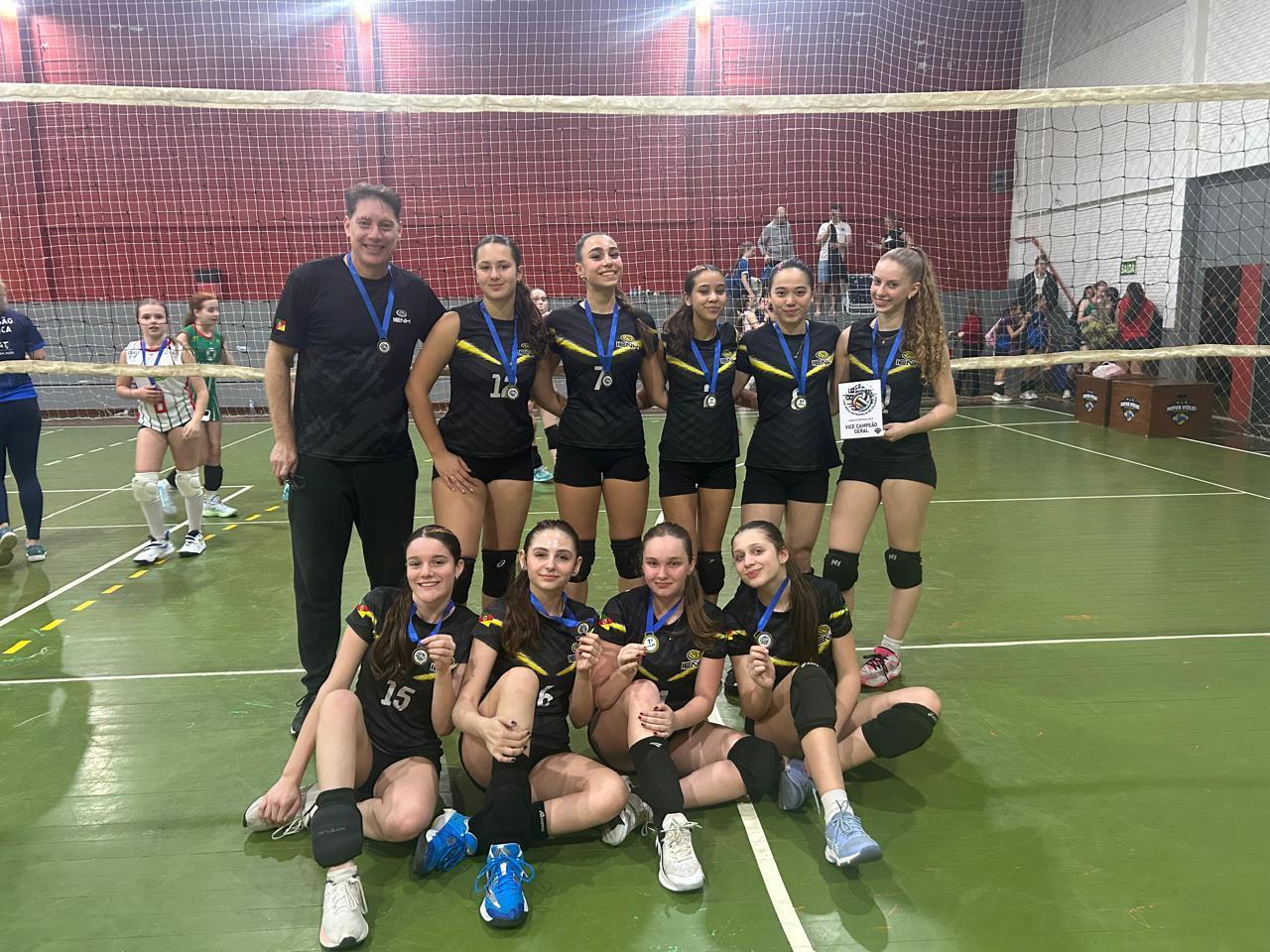 Voleibol da IENH conquista lugar mais alto do pódio na Liga Nova Petrópolis