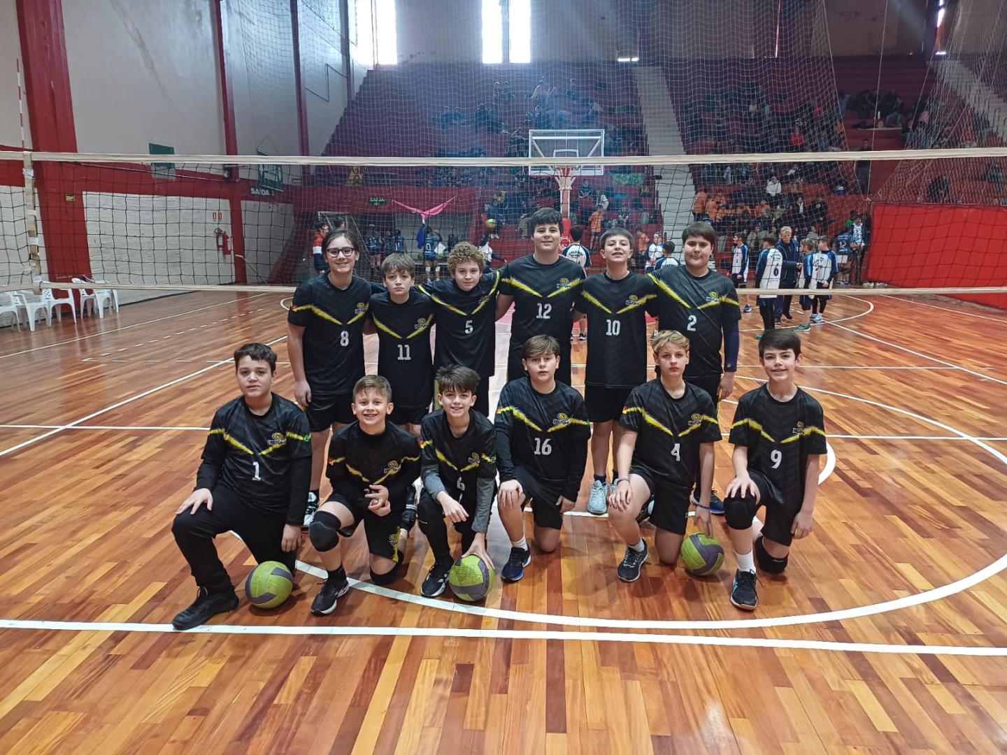Voleibol da IENH inicia sua participação no Intercolegial da SGNH