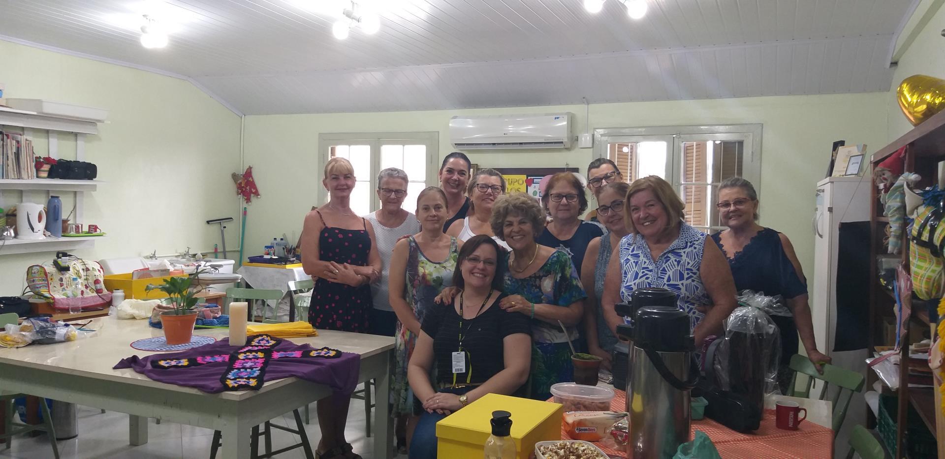 Voluntárias do Grupo Ellos participam de momento de meditação na IENH