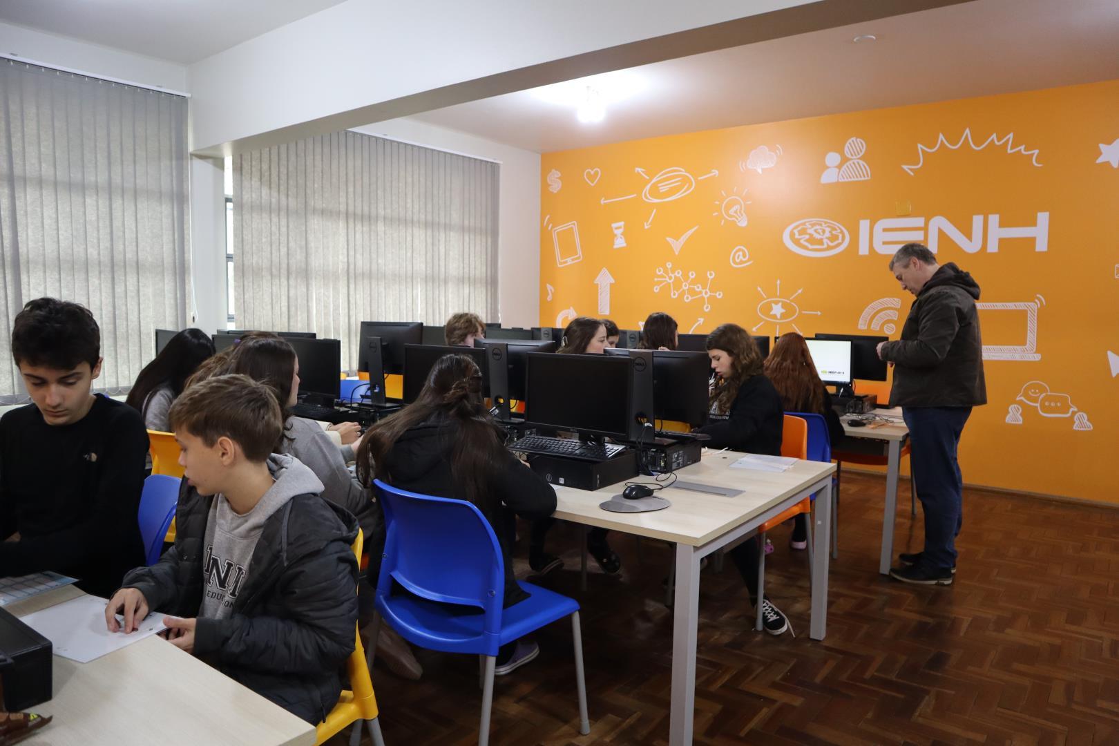 Year 8C da Unidade Fundação Evangélica constrói jogo com circuito elétrico em aula de Programming 