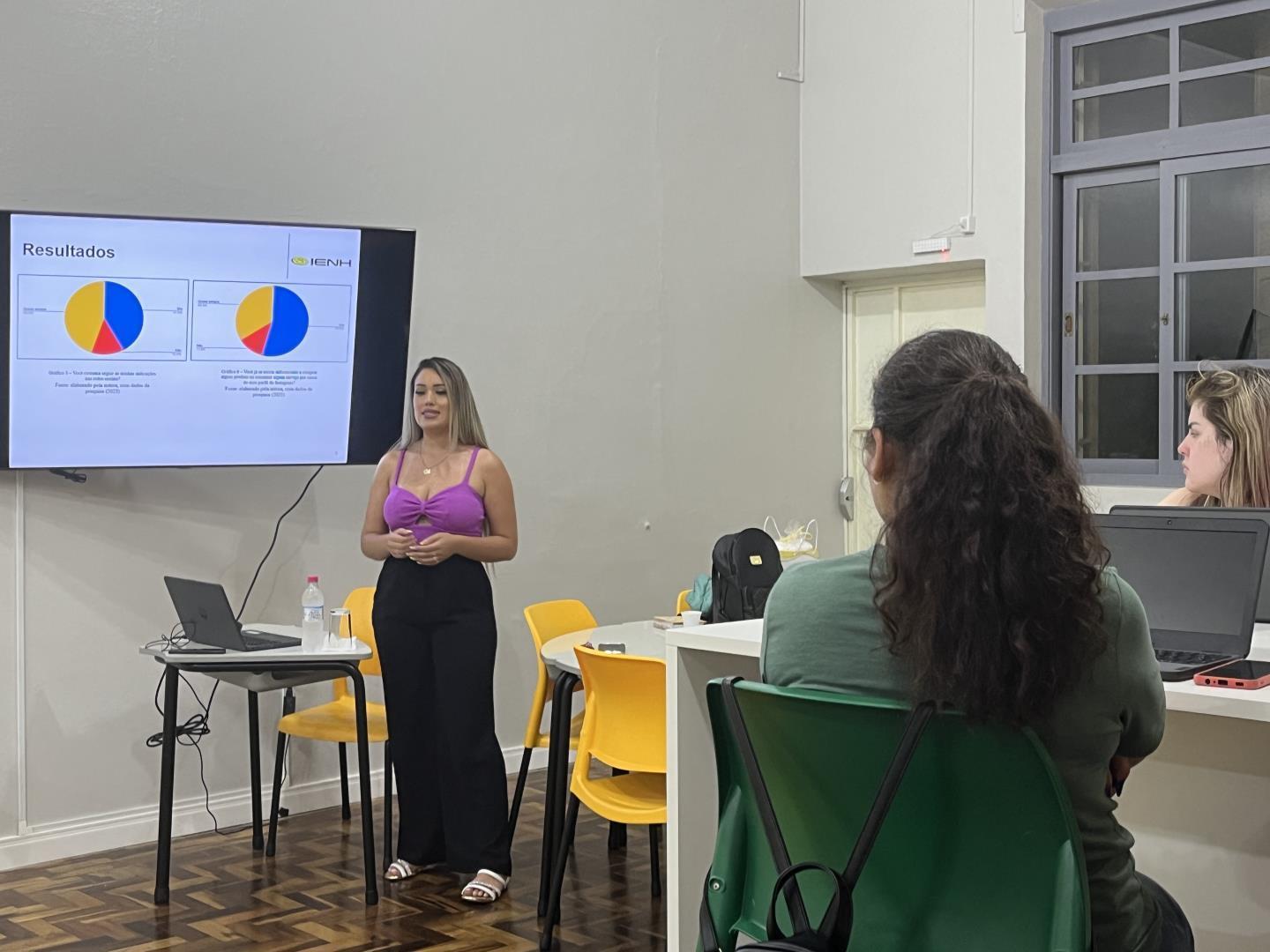 Acadêmica da IENH e Influenciadora Digital Compartilha Experiências com estudantes do GENTI