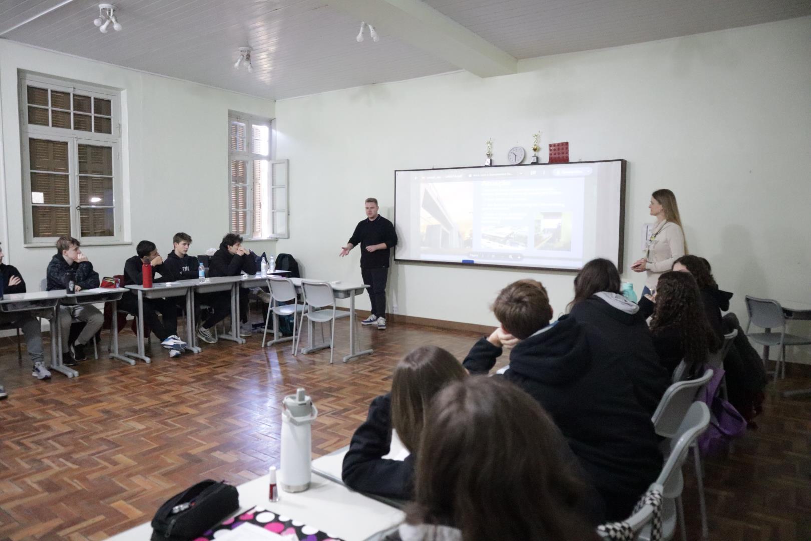 Acadêmico do GENTI Realiza Palestra sobre Energia Solar e Sustentabilidade para Estudantes