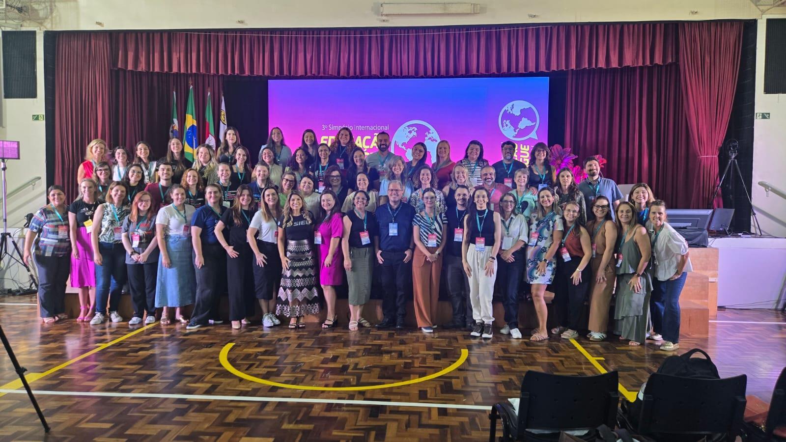 Alunos dos cursos de pós-graduação e extensão em educação bilíngue marcaram presença no 3º SIEB
