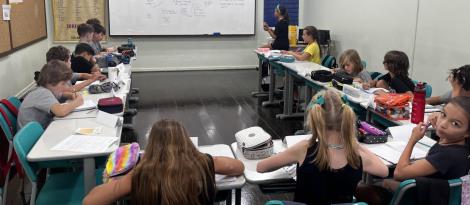 Em sala de aula, alunos do 5º ano discutem os significados da Filosofia