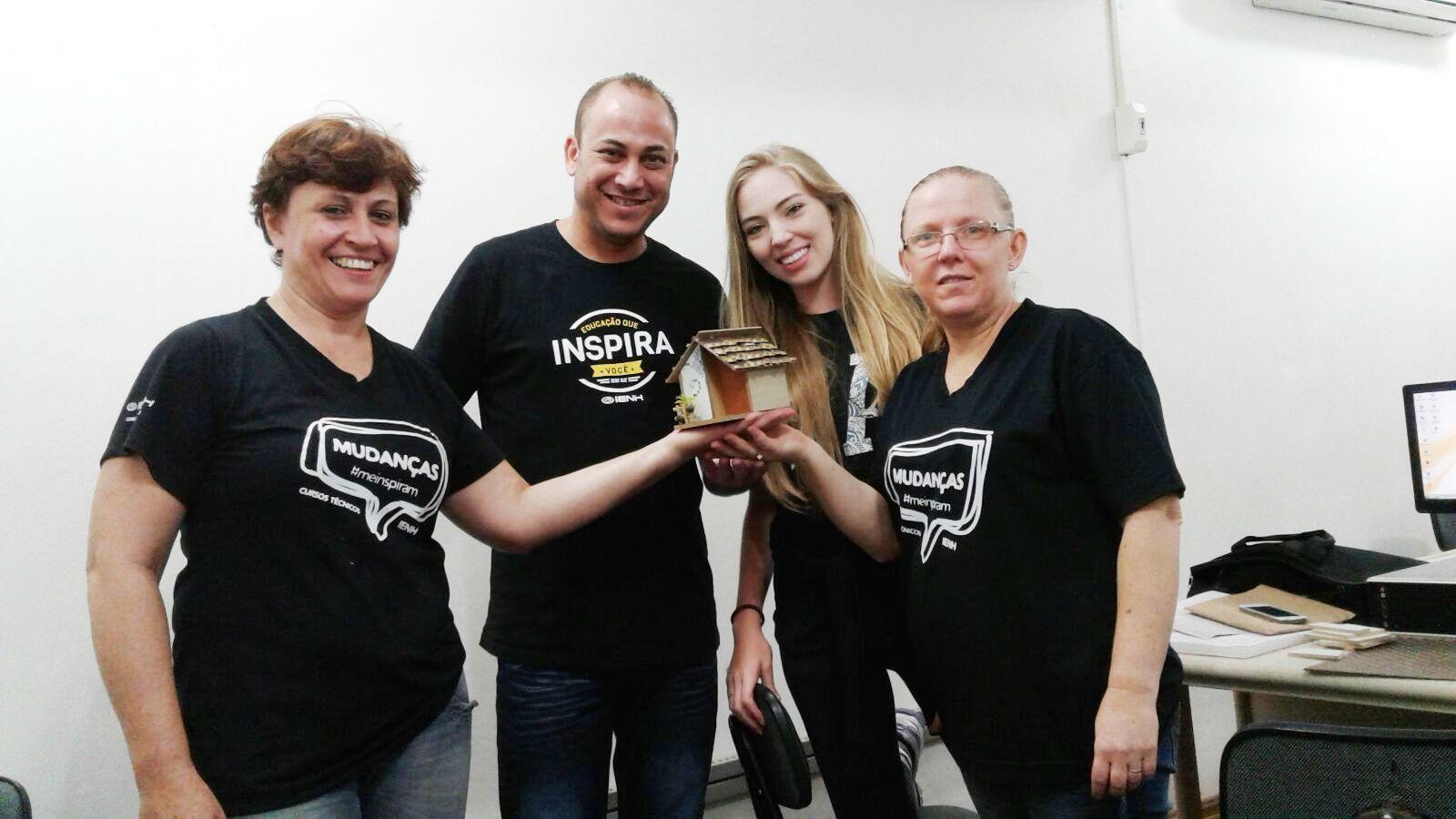 Estudantes do Curso Técnico em Administração confeccionam produtos em sala de aula