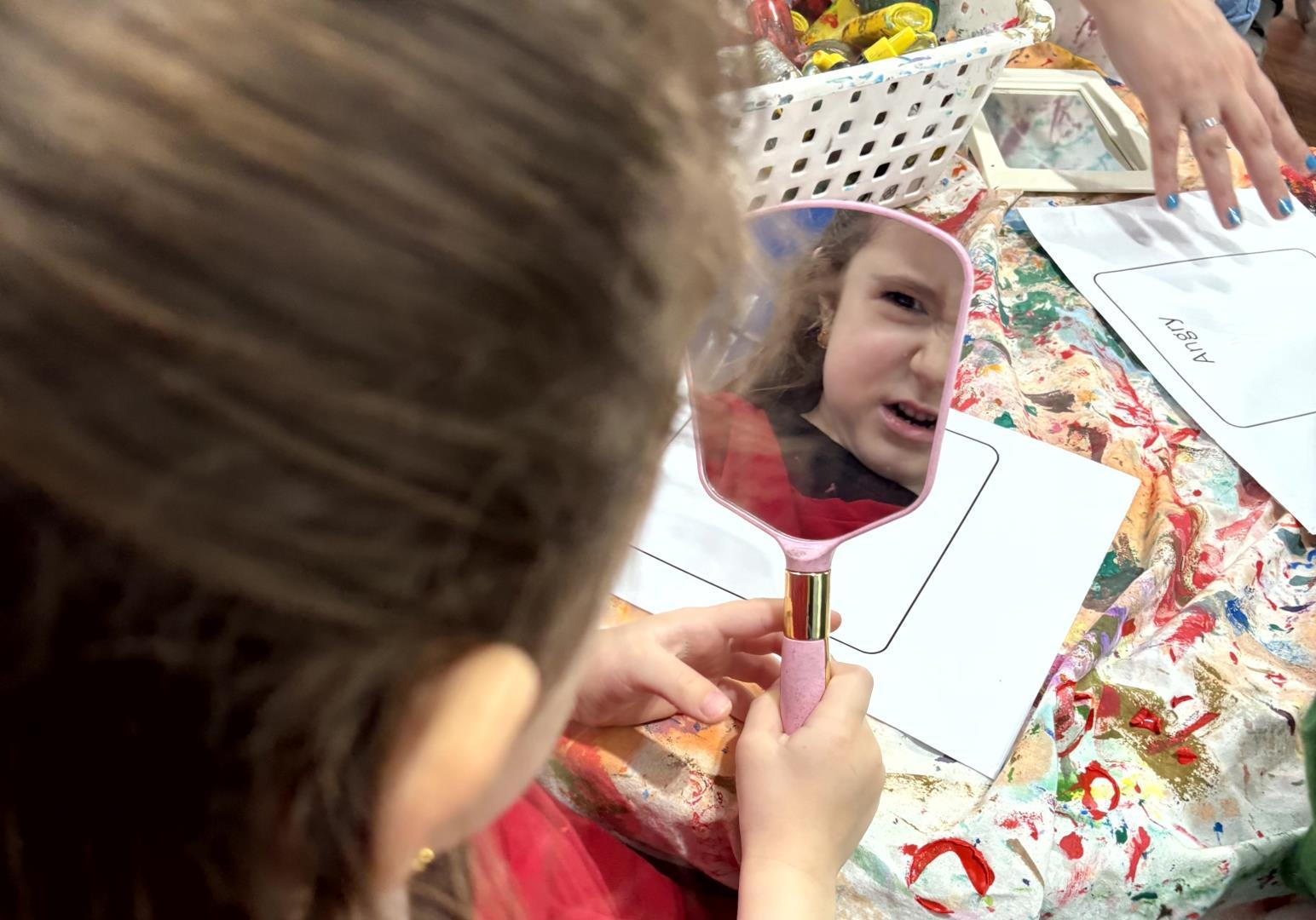 Kindergarten 4C da Unidade Pindorama cria emotion cards em atividade sobre sentimentos