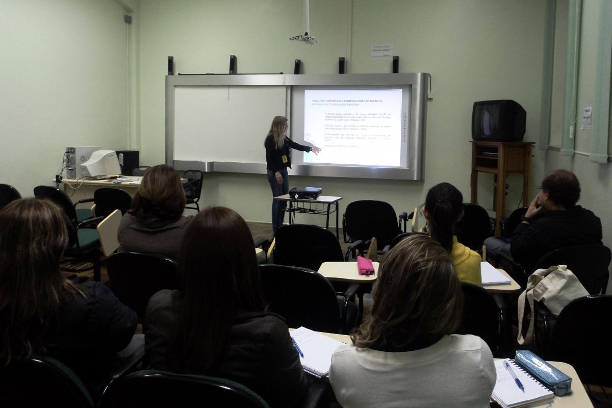 Acadêmicos de Psicologia discutem sobre funções parentais