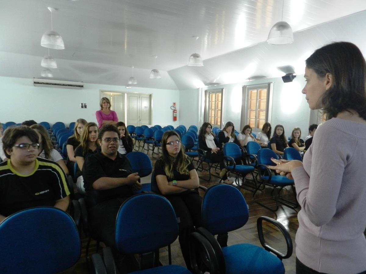 Estudantes trabalham texto em aulas de redação