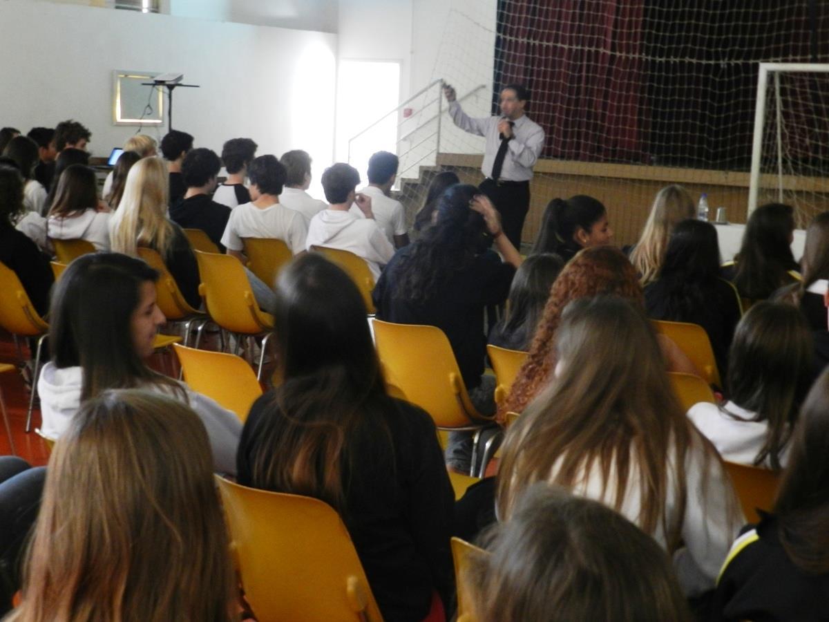Estudantes participam de Palestra sobre Drogadição