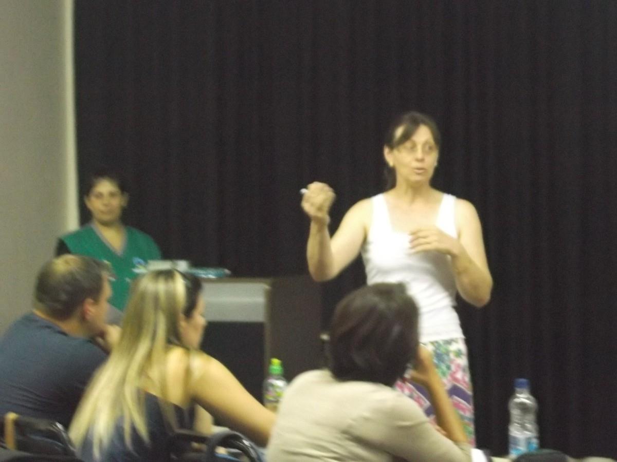 Integrantes do Catavida conversam com acadêmicos da Faculdade IENH