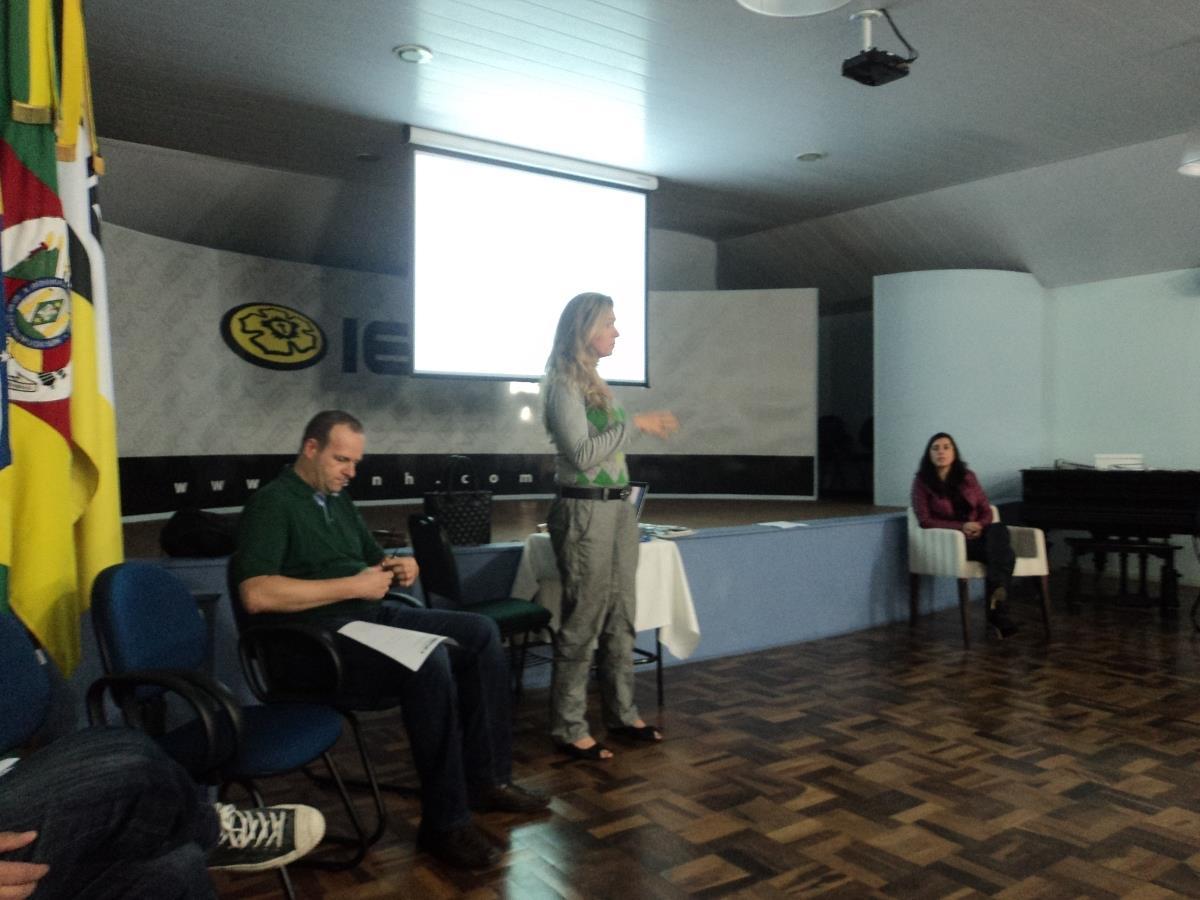 Reunião da APP da Fundação Evangélica aborda Redes Sociais e a Socialização