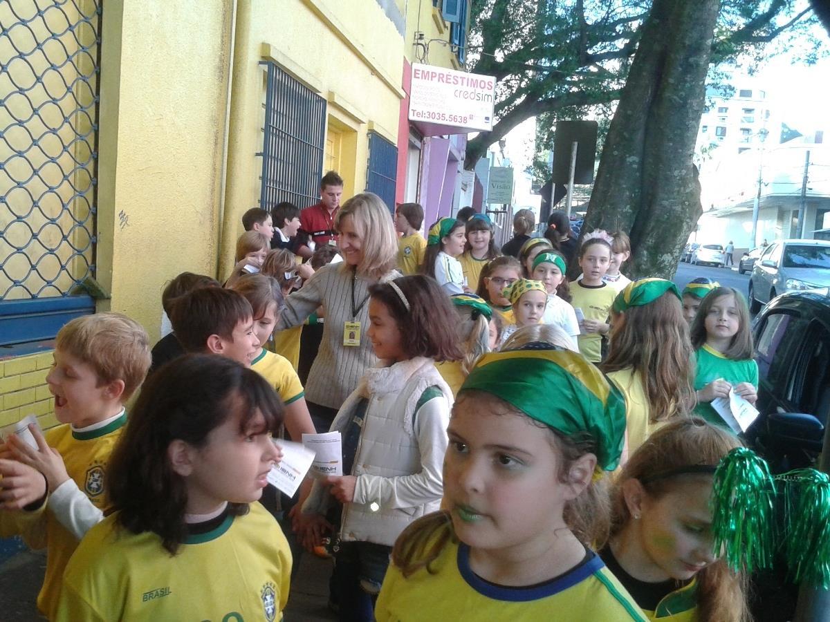 Estudantes criam panfleto bilíngue para a Copa do Mundo