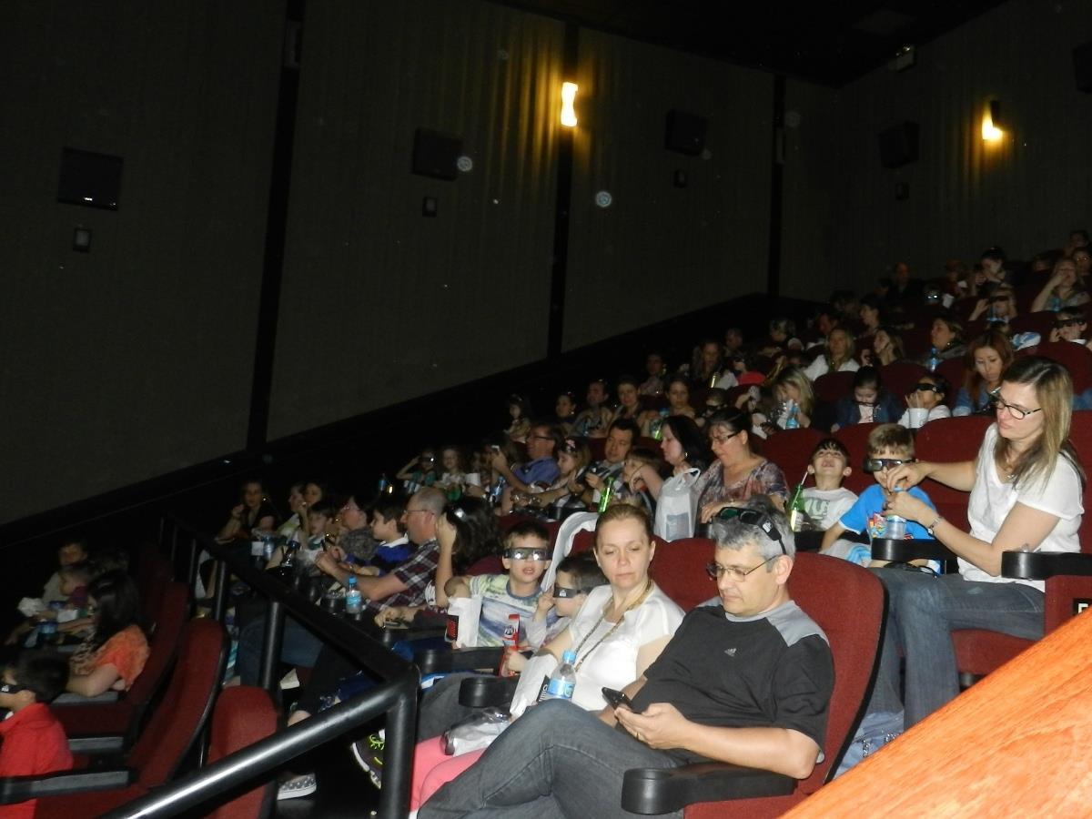 Estudantes da IENH na tela do cinema na comemoração do Dia das Crianças