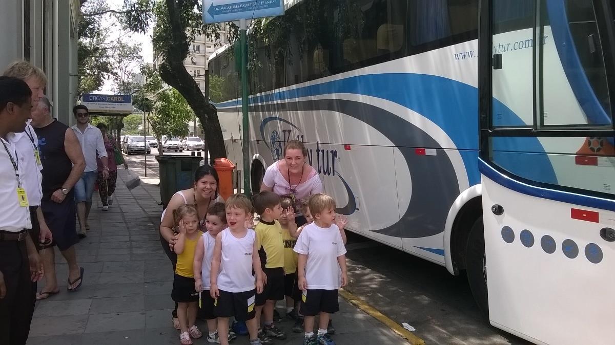 Diversão no primeiro passeio de ônibus