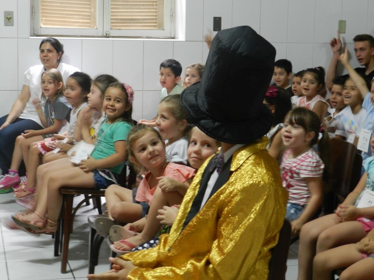 Magia do teatro encanta alunos da Escola Cinderela