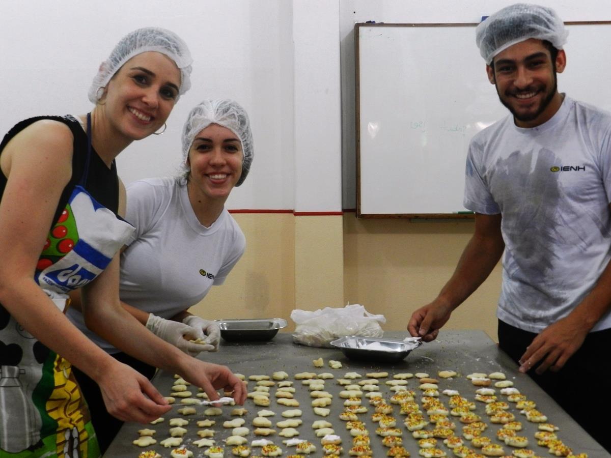 Produção de bolachas para o Natal Solidário