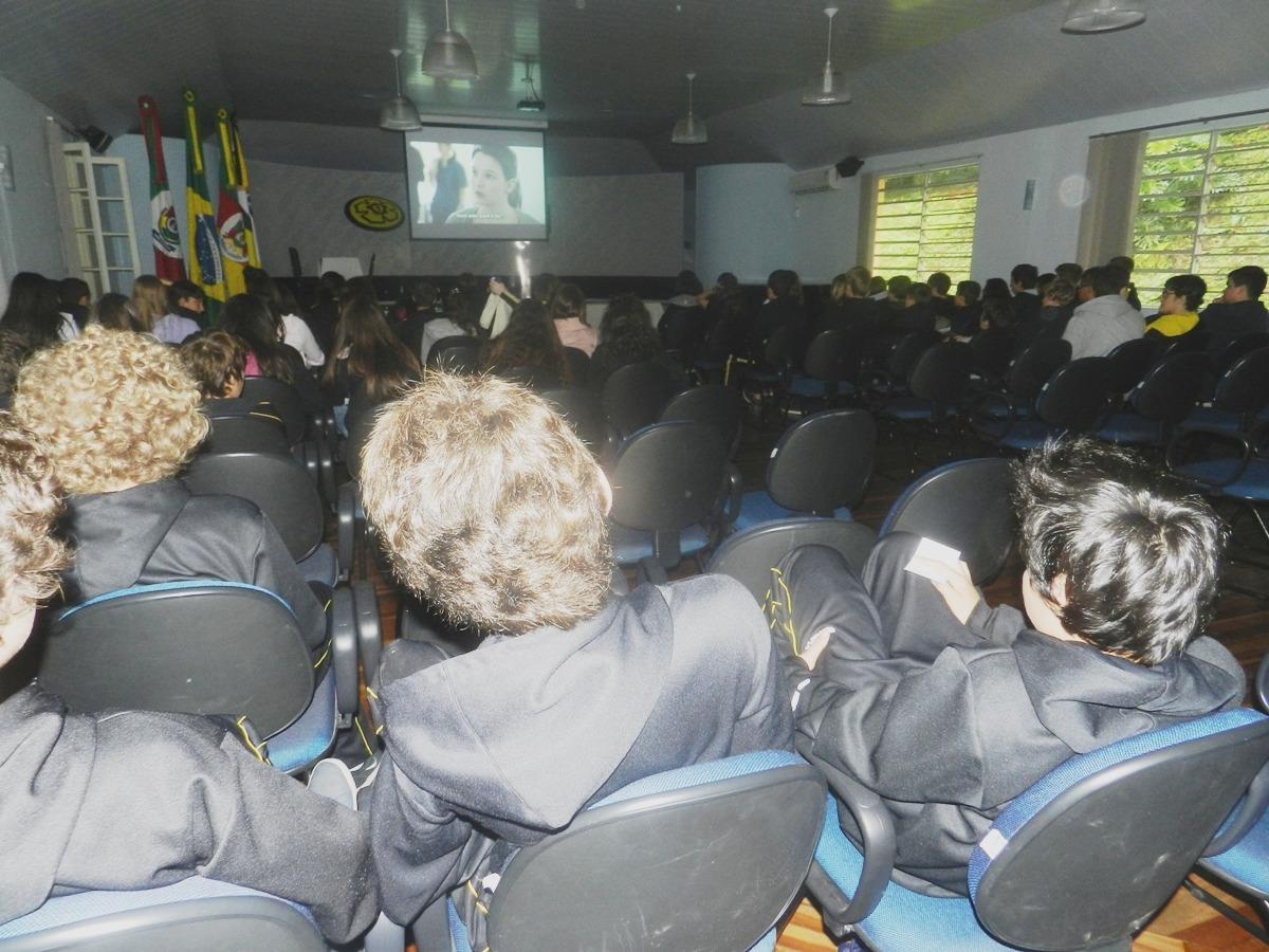 Alunos assistem a filme sobre Cyberbullying