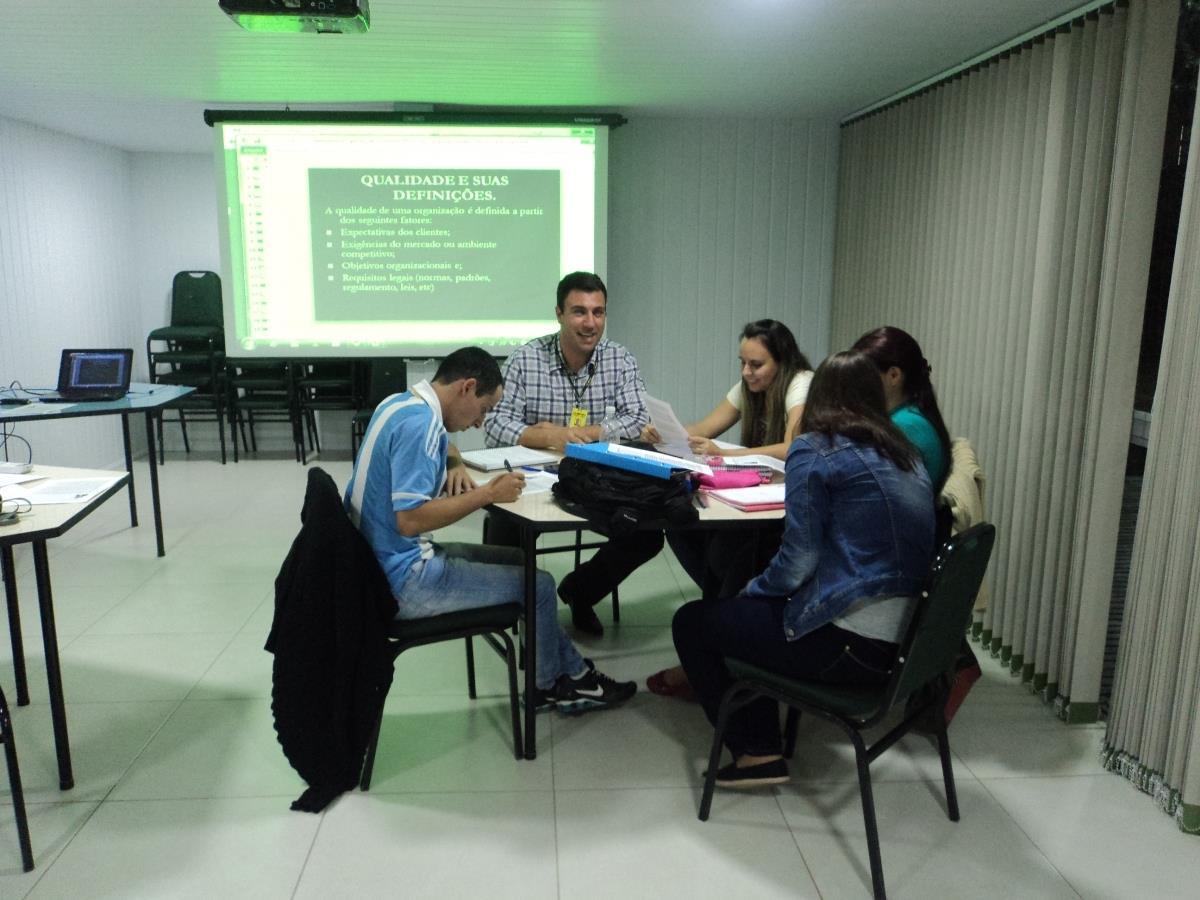 Alunos dos Cursos Técnicos participam de aula no Container Lab