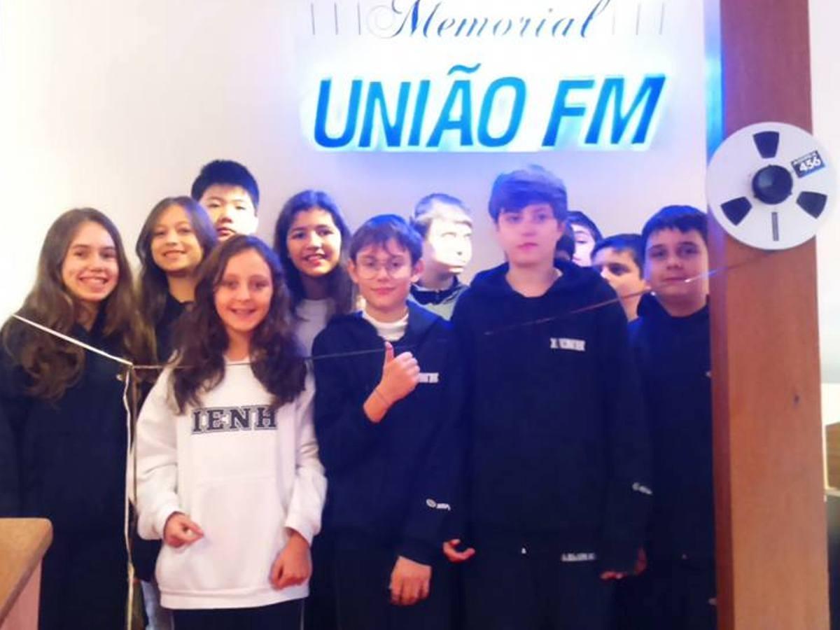 Conhecendo a radiocomunicação – Alunos visitam a Rádio União FM