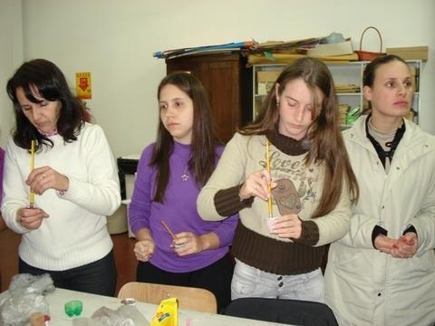 Alunas do Curso Normal aprendem a criar tintas artesanais