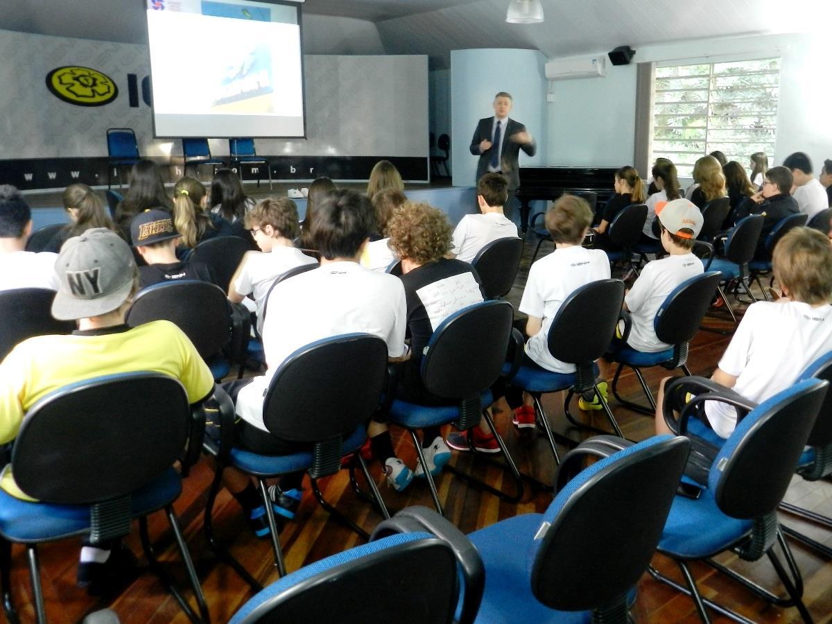 Pirataria é abordada em palestra ministrada pelo Diretor de Relações Institucionais da ACI