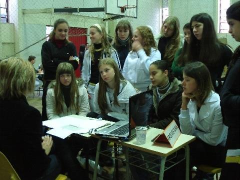 Estudantes do Ensino Médio esclarecem dúvidas em Feira das Profissões