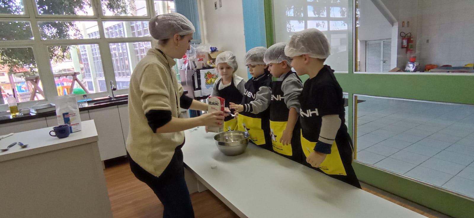 Turma do Nível 2 da Educação Infantil faz bolinhos de chuva no forno na Unidade Pindorama