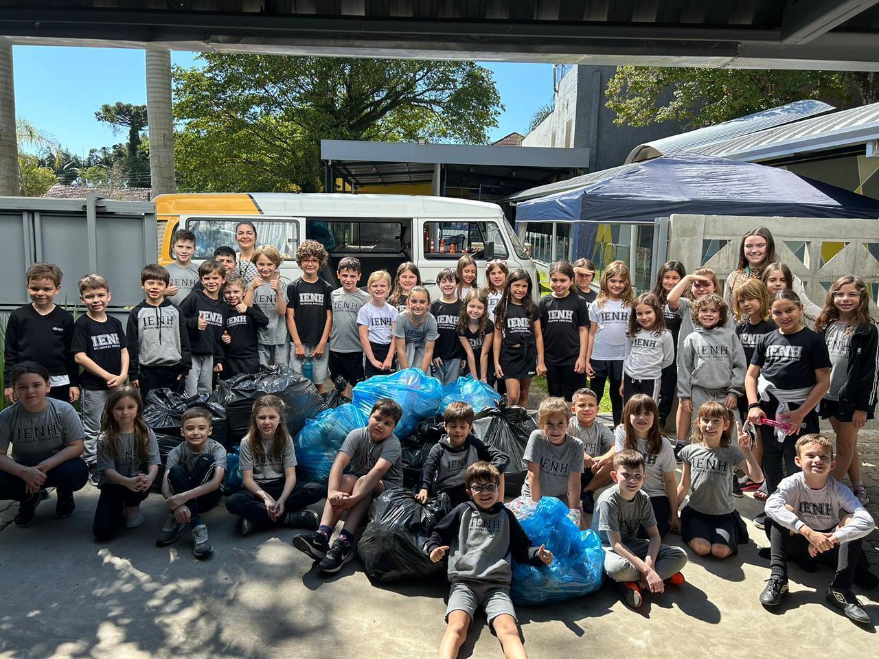 Years 2 da Unidade Pindorama realizam doação de 400 quilos de tampinhas para a AMO